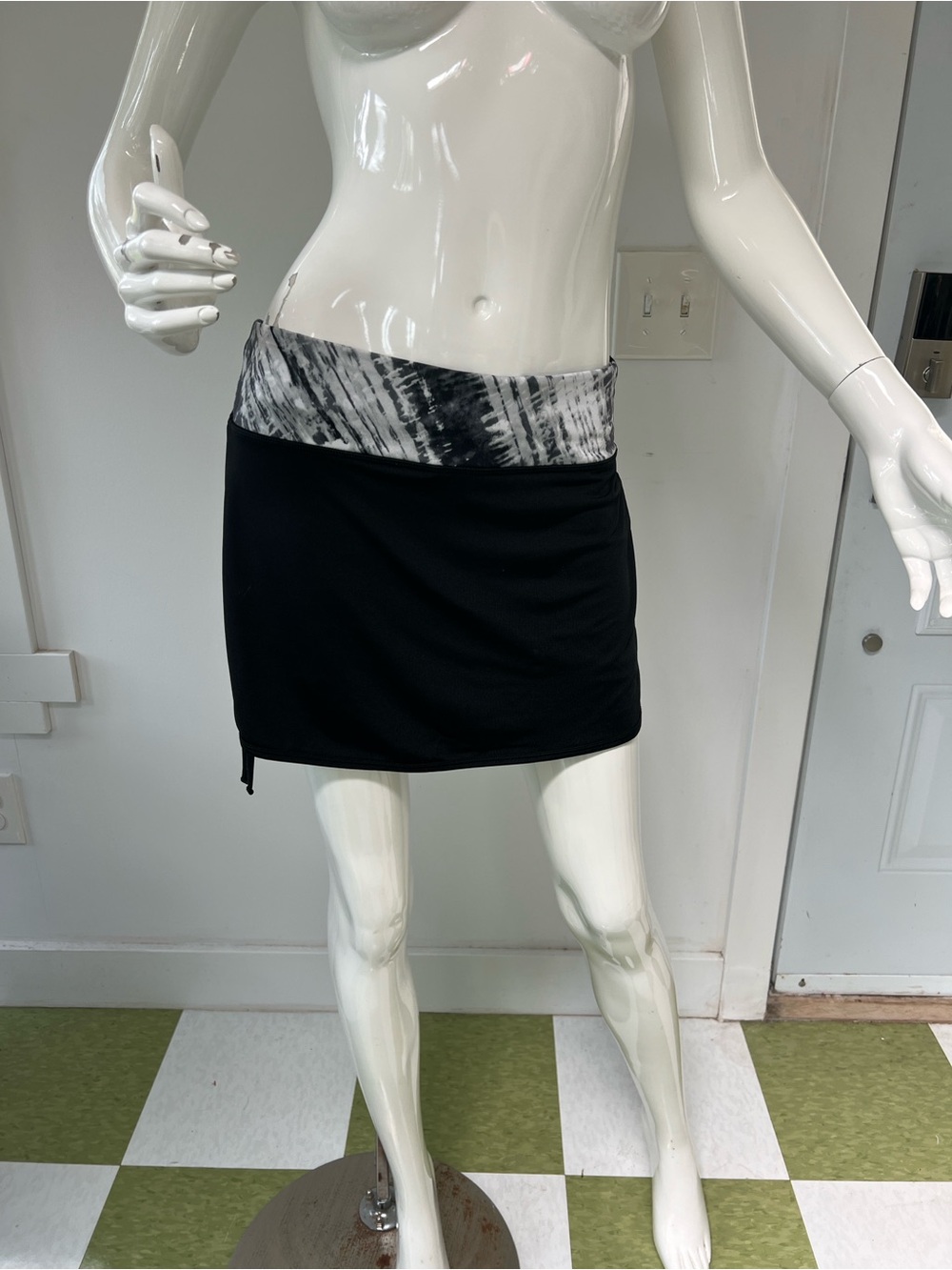 Fila Black Skort skirt  with Gray Marbled Waistband Golfing  tennis essentials
